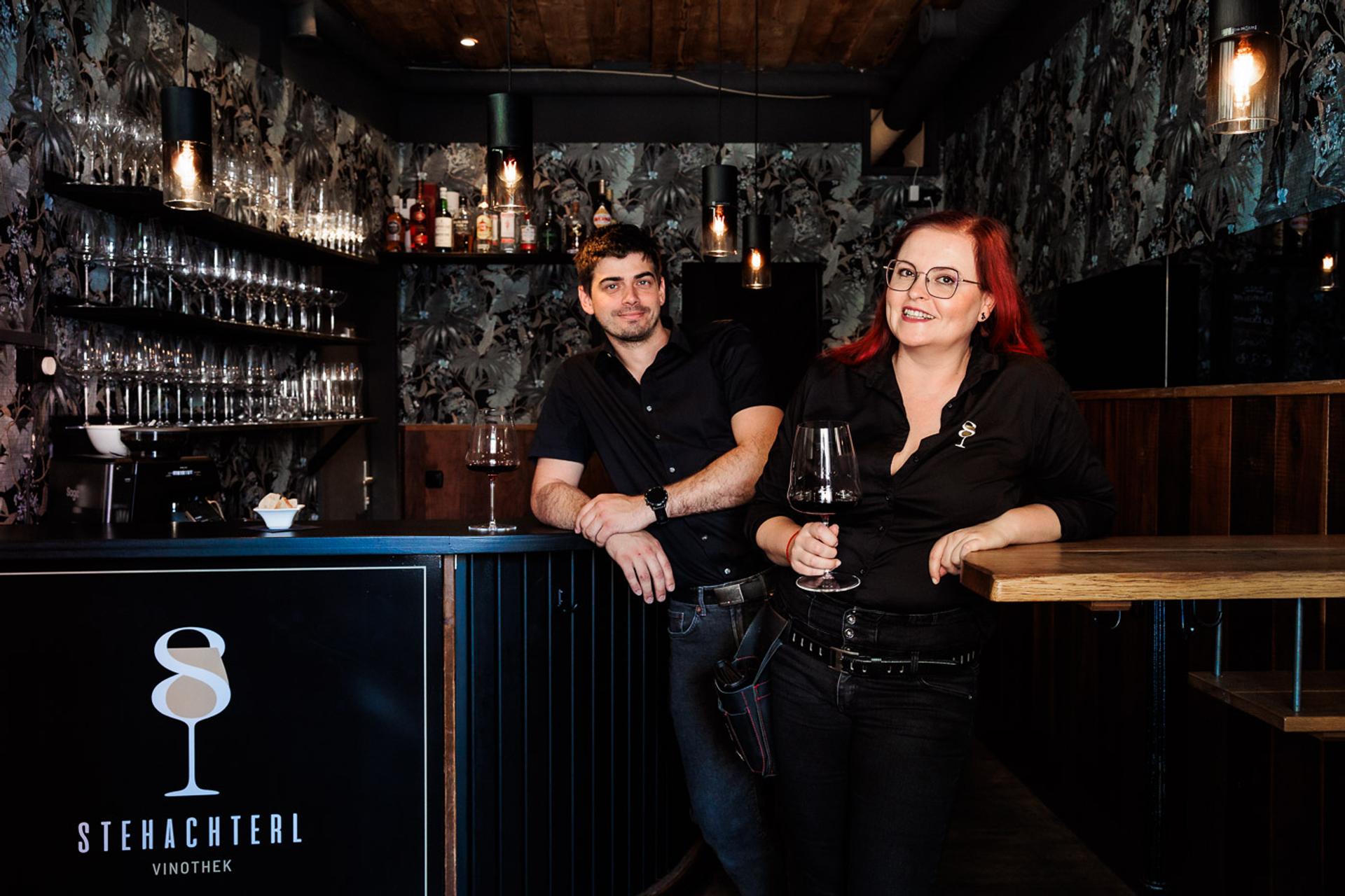 Erika und Dominik hinter der Bar im Stehachterl